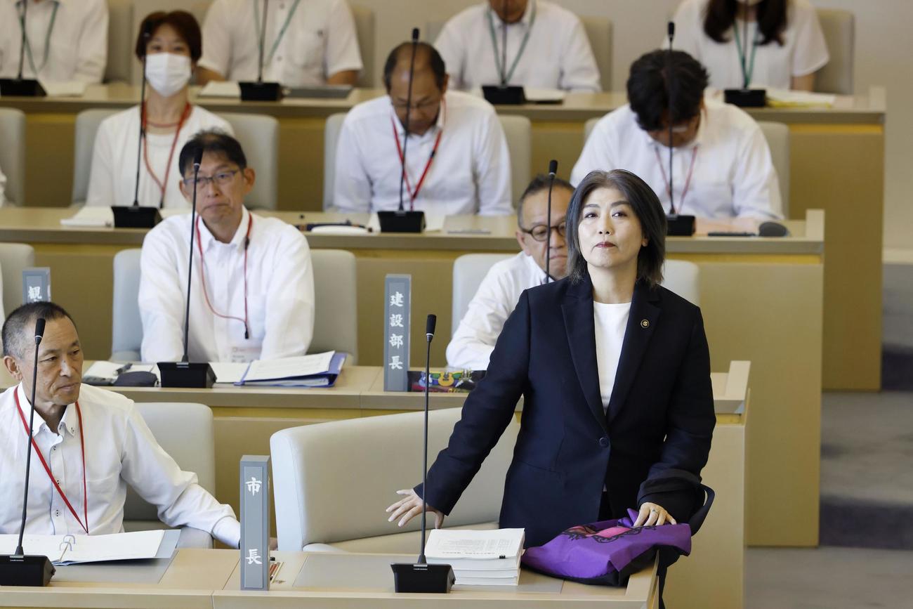 静岡県伊東市議会本会議のため、議場の席に着く田久保真紀市長＝1日午前（共同）