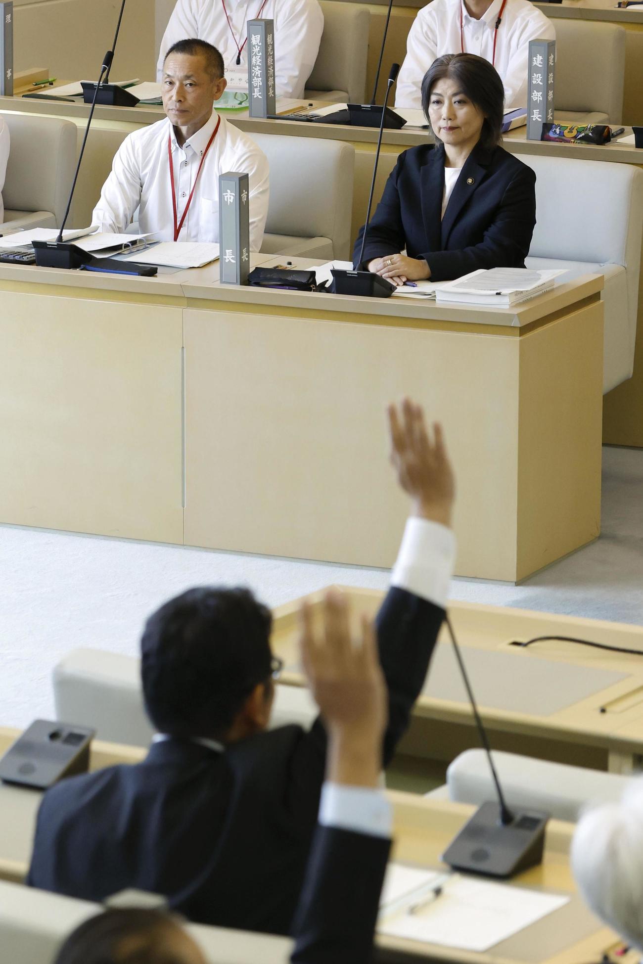 静岡県伊東市議会本会議で、自身への刑事告発などに関する採決を見守る田久保真紀市長（上右）＝1日午前（共同）