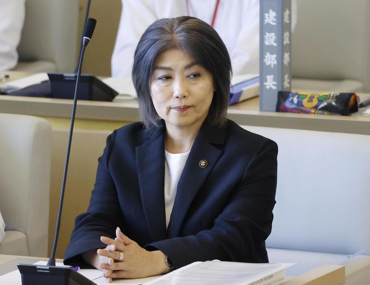 静岡県伊東市議会の本会議に出席した田久保真紀市長＝1日（共同）