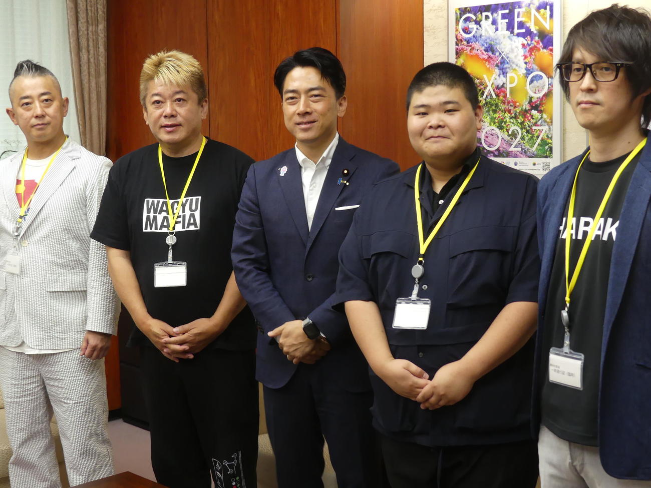 コメの輸入促進などで意見交換に訪れた堀江貴文氏（左から2人目）らと記念撮影に応じる小泉進次郎農相（中央）（撮影・中山知子）