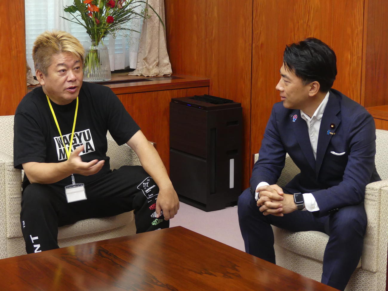 コメの輸出促進をめぐり、小泉進次郎農相（右）と意見を交わす堀江貴文氏（撮影・中山知子）