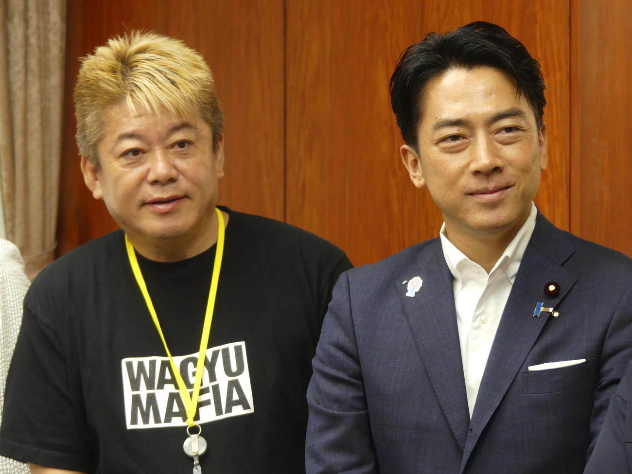 コメの輸出促進などで意見交換に訪れた堀江貴文氏（左）と記念撮影に応じる小泉進次郎農相（撮影・中山知子）