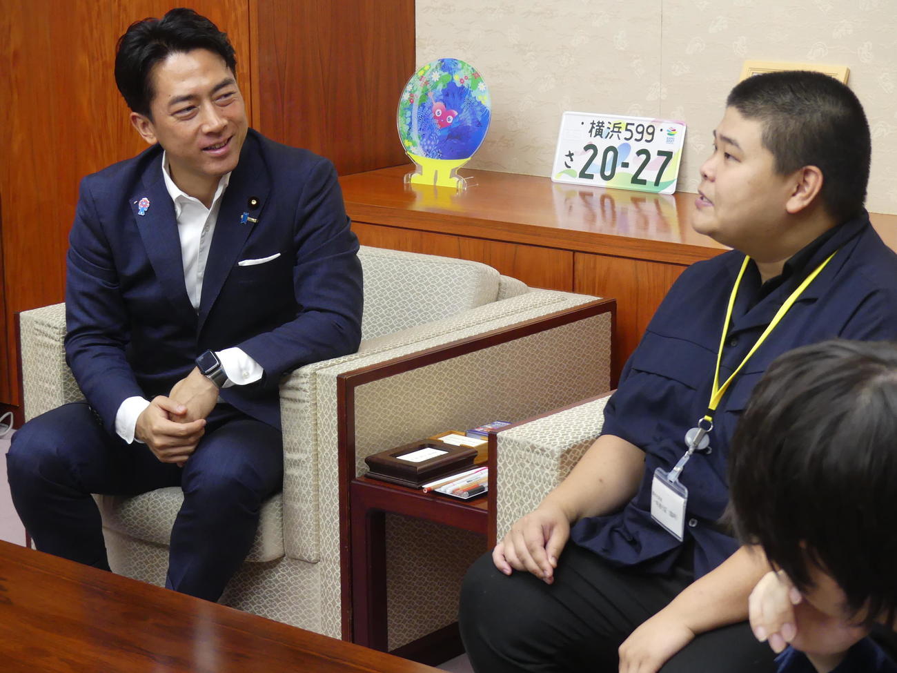 人気料理人のおにぎり太郎氏（右）に海外での活動について話を聴く小泉進次郎農相（撮影・中山知子）