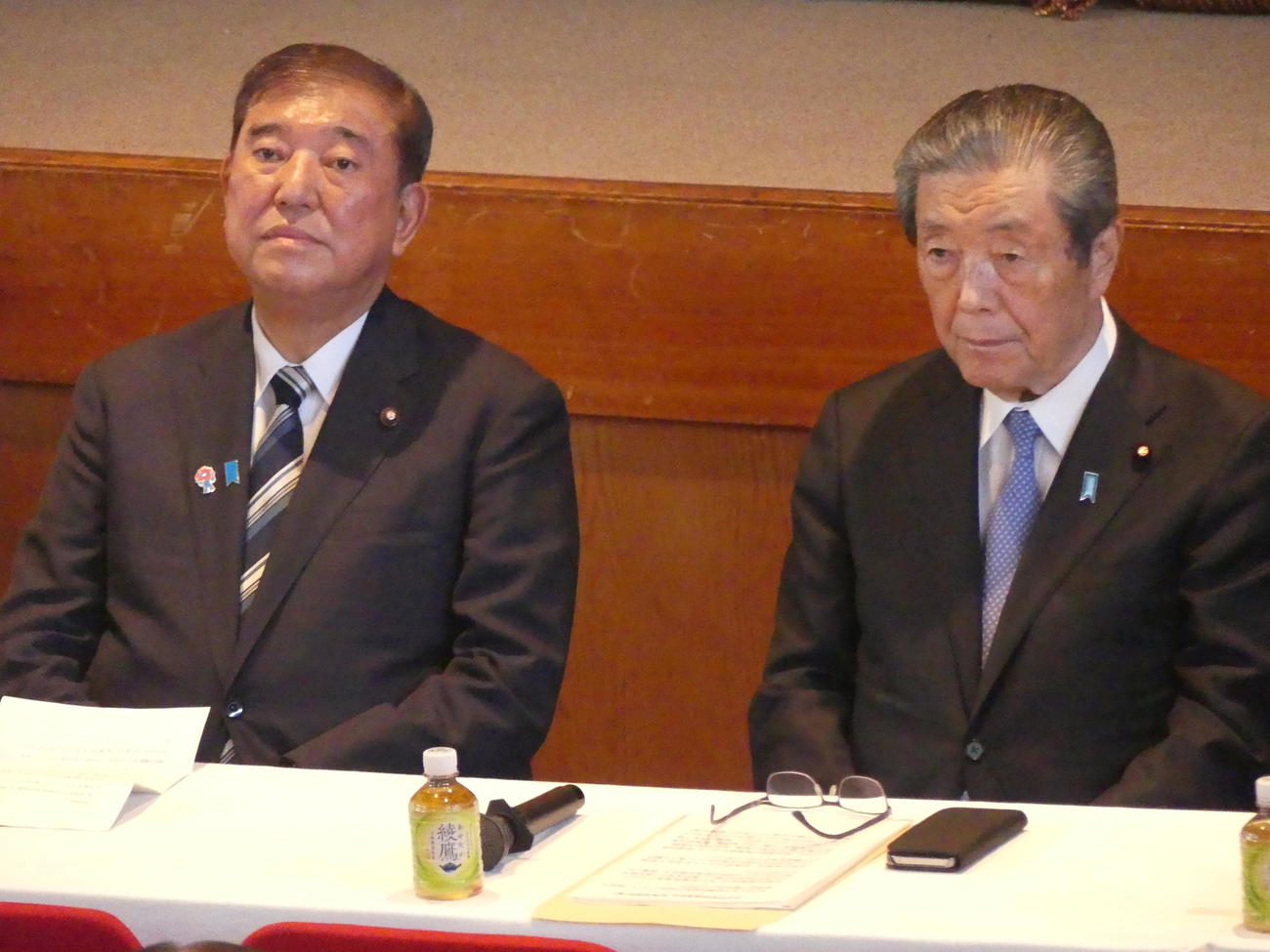 自民党両院議員総会に臨む石破茂首相。右は森山裕幹事長（撮影・中山知子）