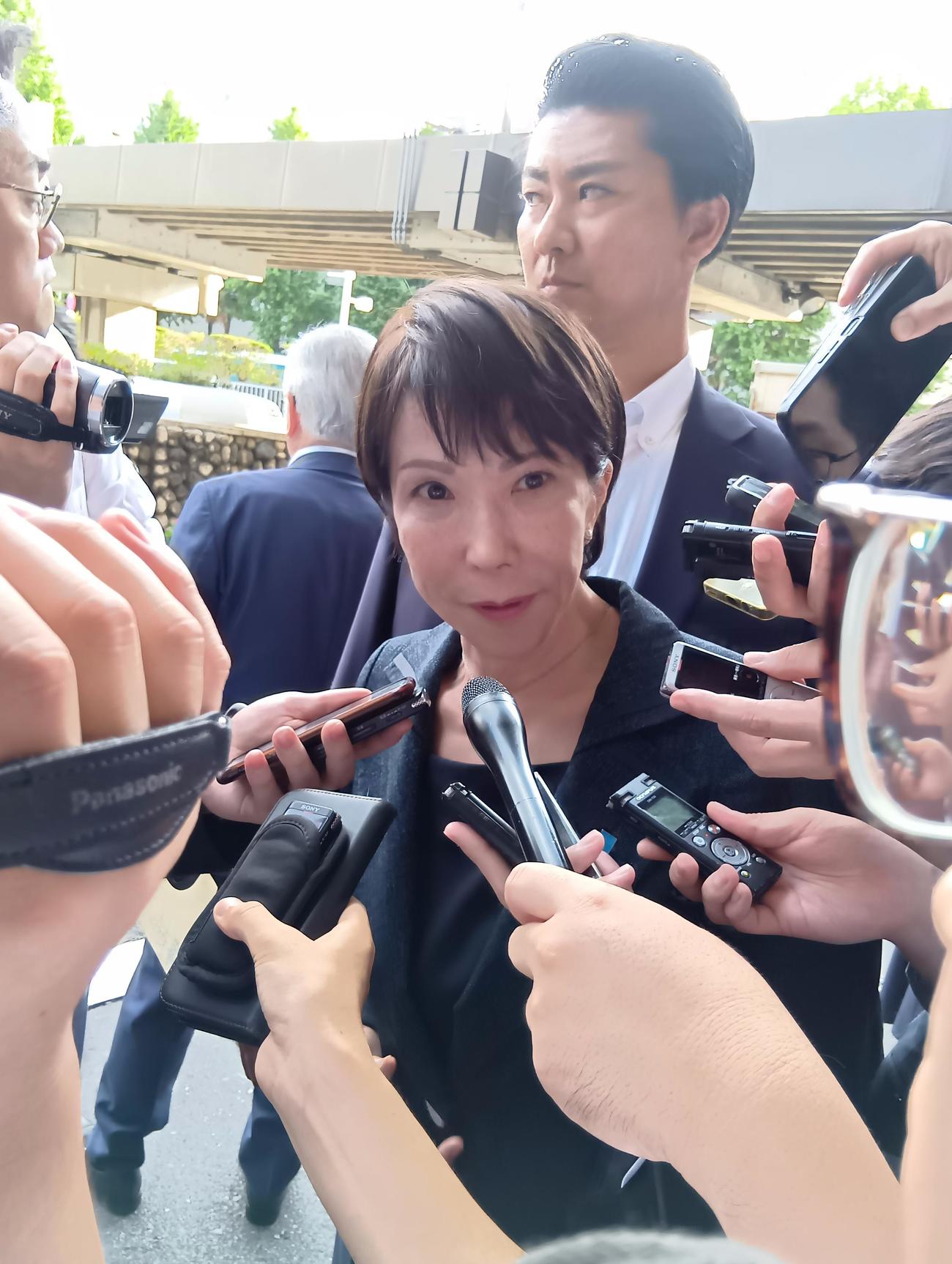 自民党両院議員総会後に報道陣の取材に応じる高市早苗氏（撮影・中山知子）