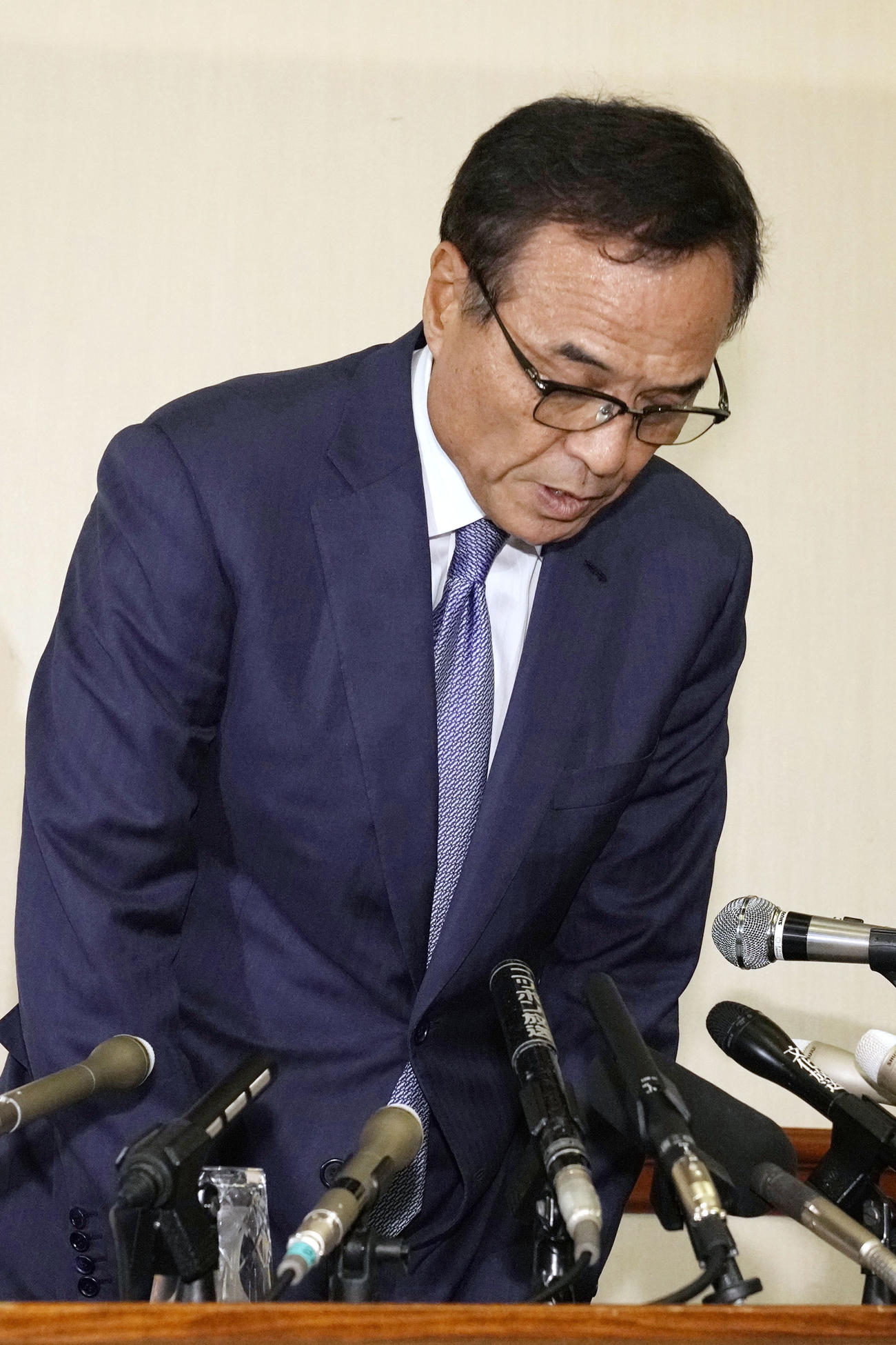 定例記者会見の冒頭、サプリメントを巡る自身の疑惑について謝罪する経済同友会の新浪剛史代表幹事（共同）