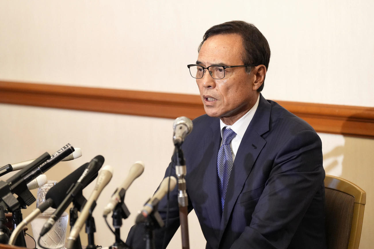 定例記者会見に臨む経済同友会の新浪剛史代表幹事（共同）