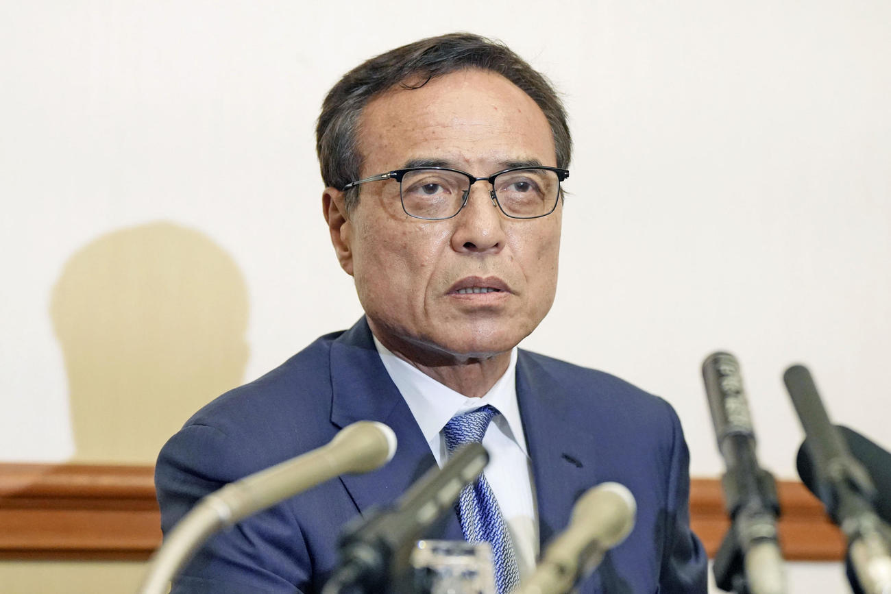 定例記者会見に臨む経済同友会の新浪剛史代表幹事（共同）