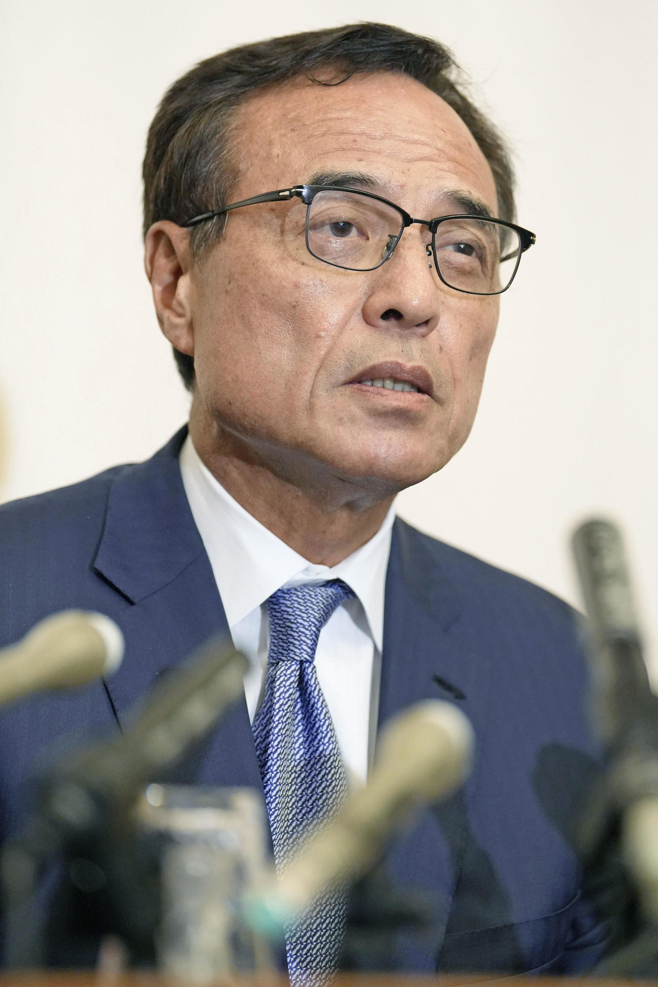 定例記者会見に臨む経済同友会の新浪剛史代表幹事（共同）