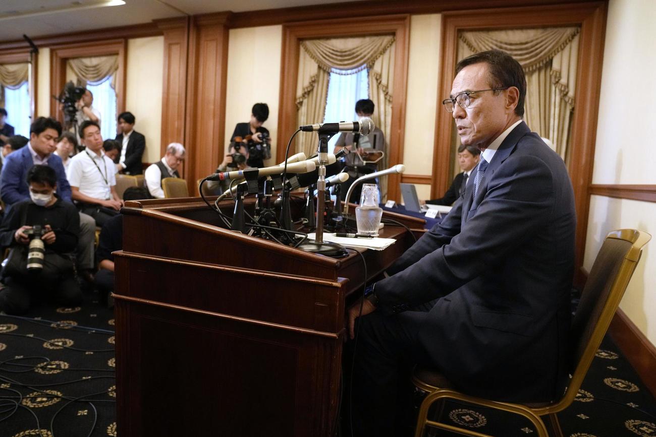 定例記者会見する経済同友会の新浪剛史代表幹事（共同）