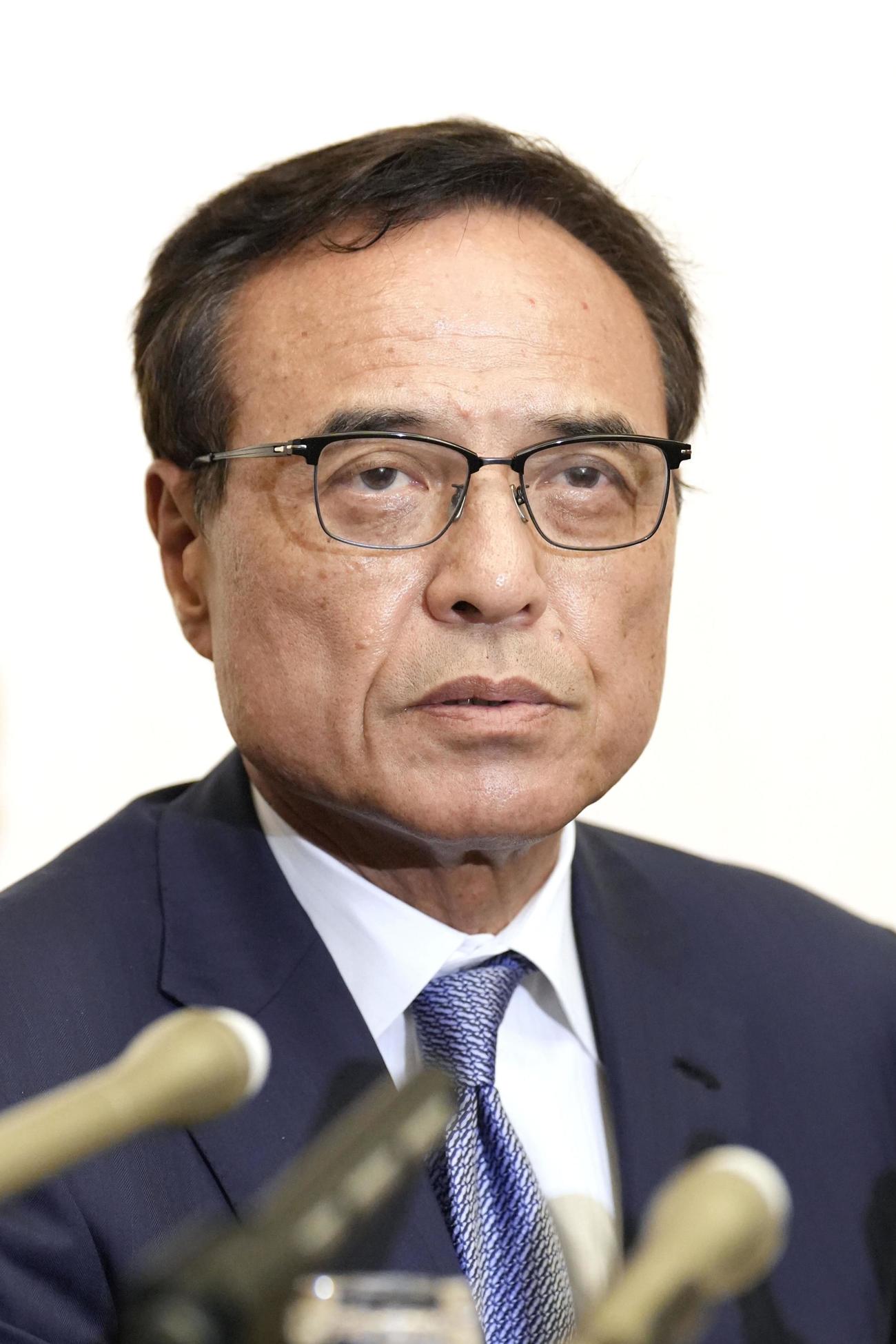 定例記者会見に臨む経済同友会の新浪剛史代表幹事（共同）