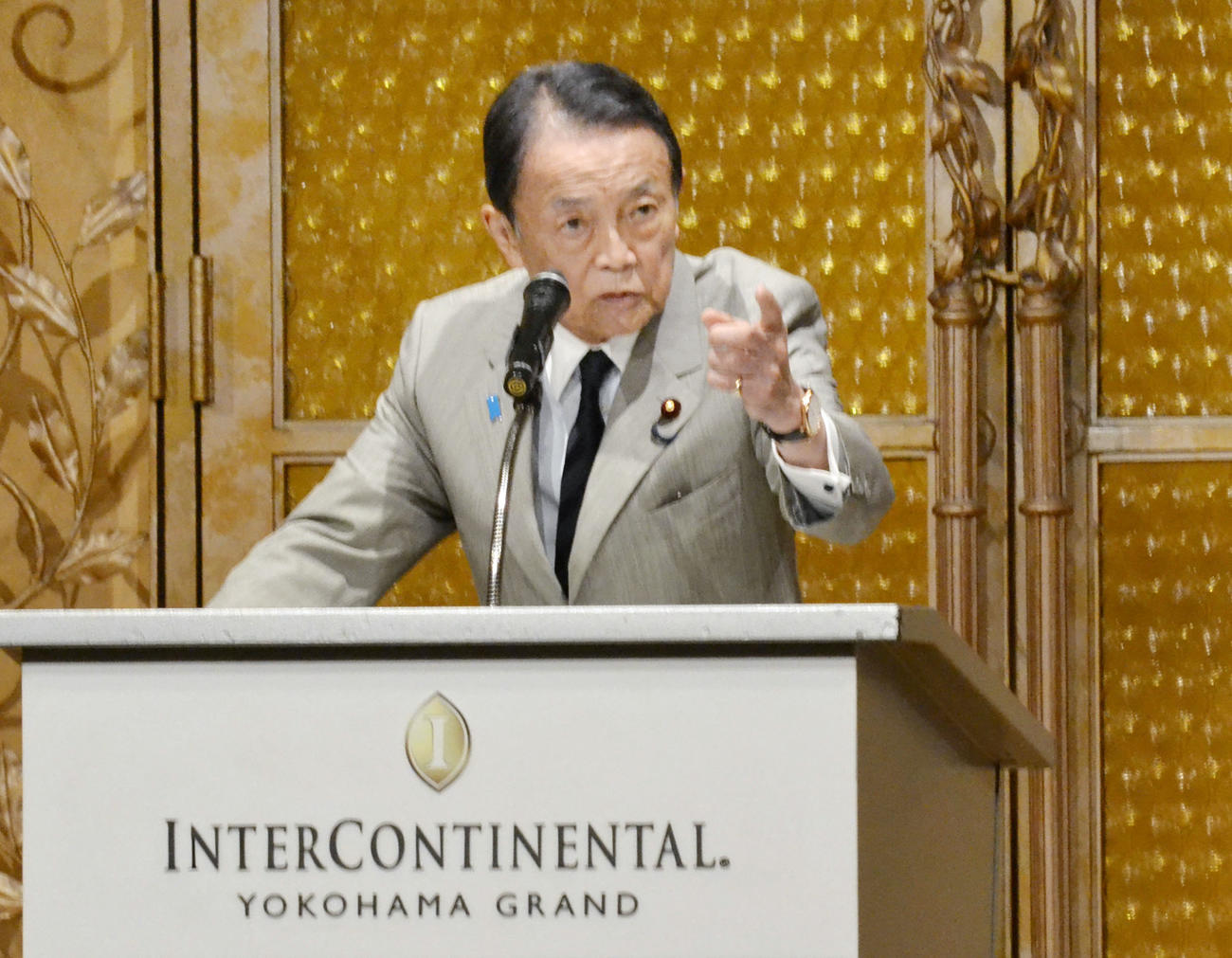 自民党の麻生派会合で講演する麻生最高顧問（3日、共同）