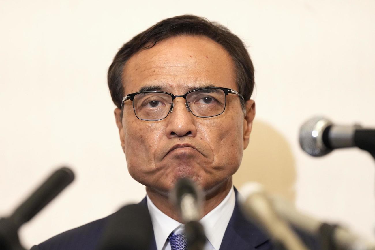 定例記者会見する経済同友会の新浪剛史代表幹事（3日、共同）