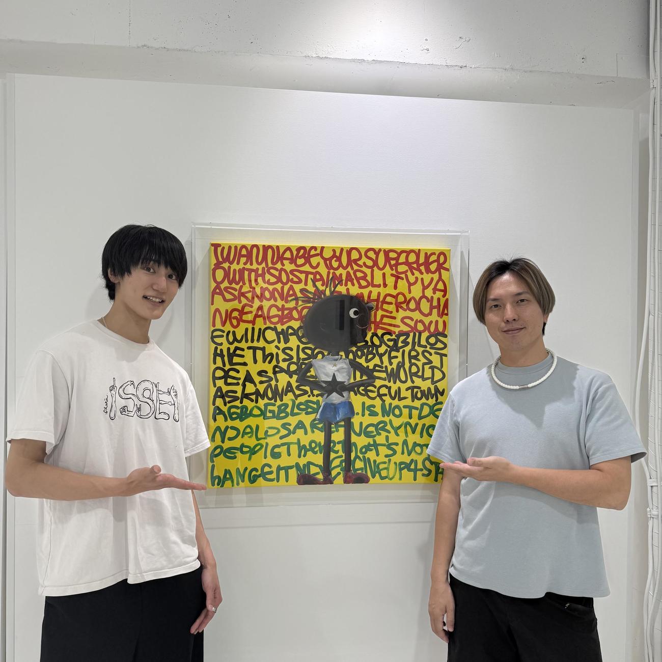 左からISSEI、アーティスト長坂真護