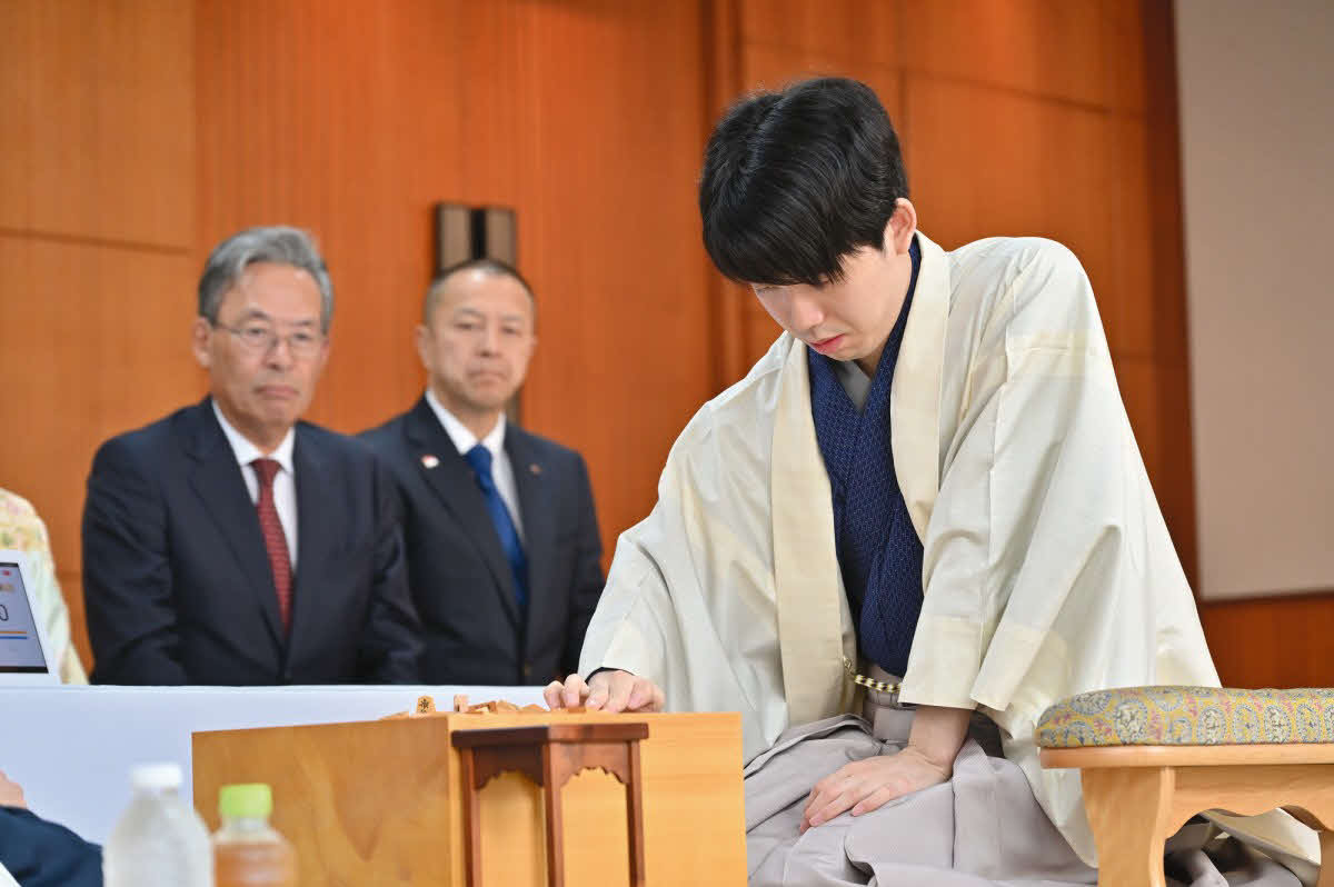 3連覇を目指して同学年の伊藤匠叡王の挑戦を受ける藤井聡太王座（日本将棋連盟提供）