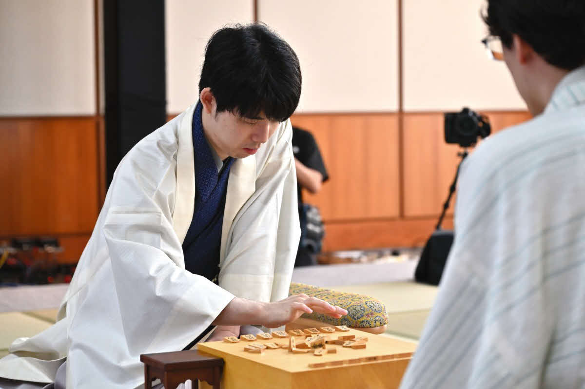 3連覇を目指して同学年の伊藤匠叡王の挑戦を受ける藤井聡太王座（日本将棋連盟提供）