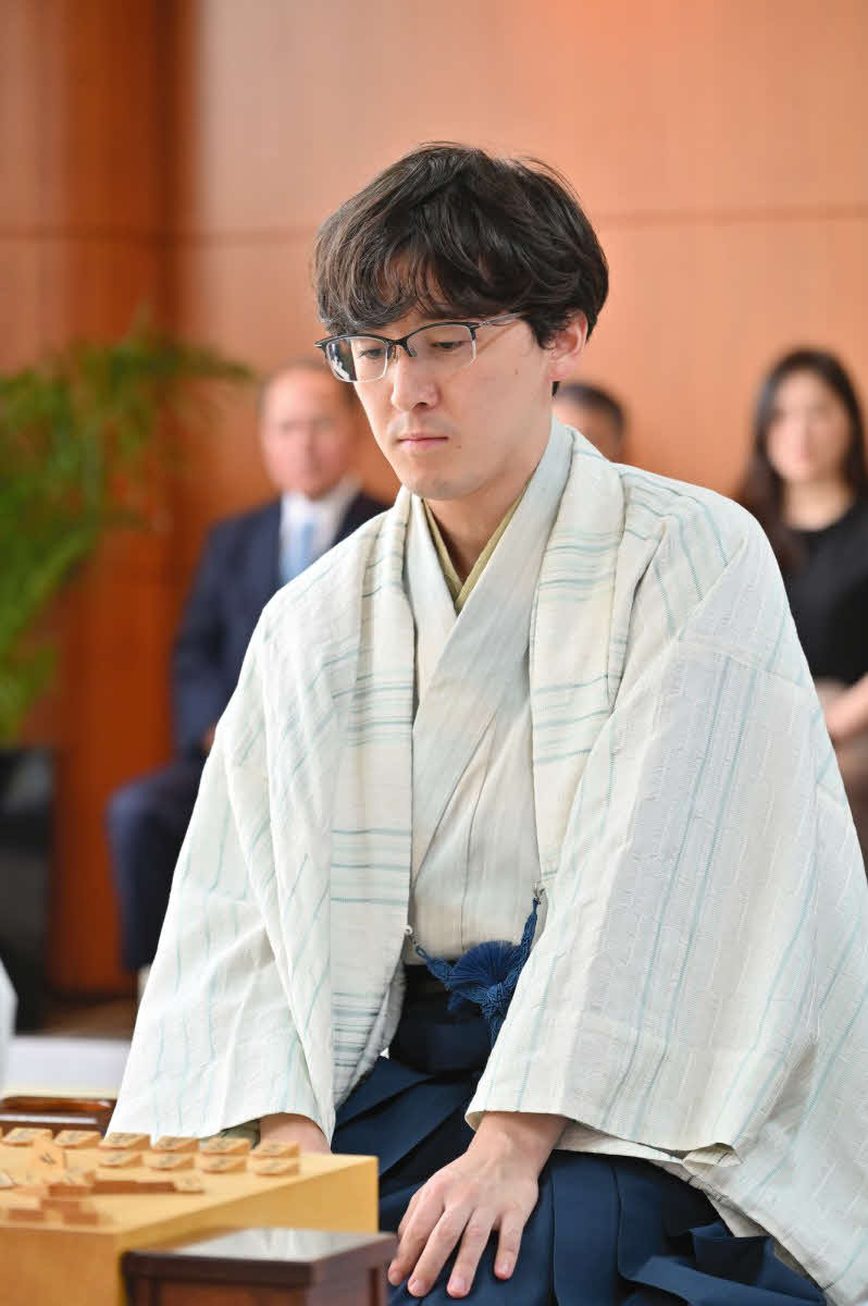 藤井聡太王座と昨年叡王戦以来の頂上対決に挑む伊藤匠叡王（日本将棋連盟提供）