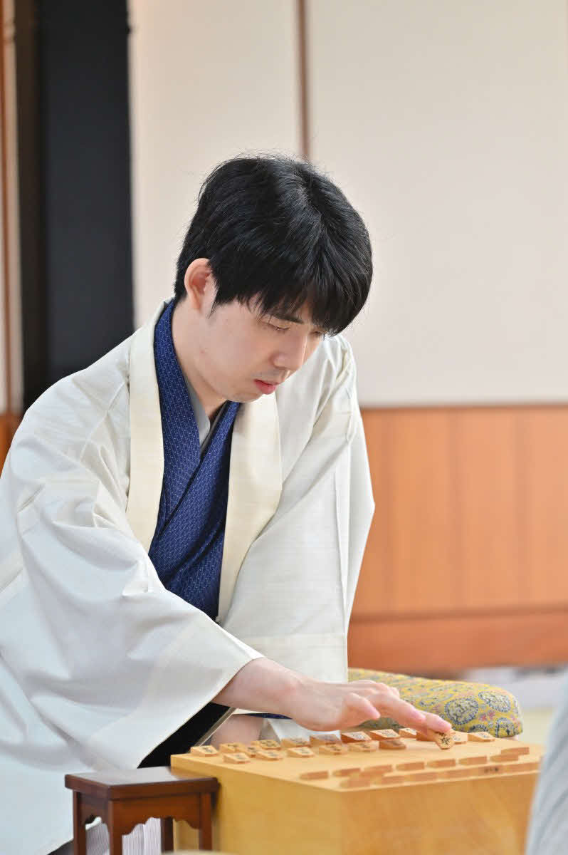 王座戦第1局の初手で角道を開けた藤井聡太王座（日本将棋連盟提供）