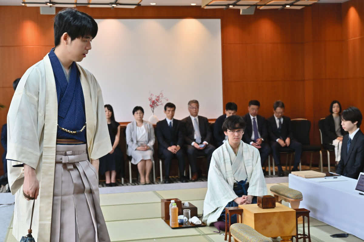 藤井聡太王座（左）は先に着座した伊藤匠叡王よりも後に入室（日本将棋連盟提供）