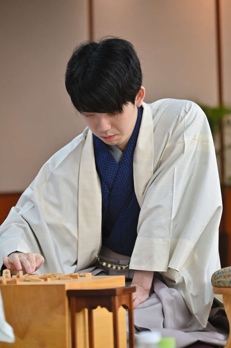 3連覇を目指して同学年の伊藤匠叡王の挑戦を受ける藤井聡太王座（日本将棋連盟提供）