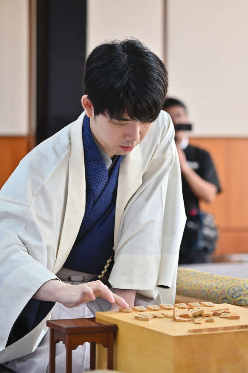 3連覇を目指して同学年の伊藤匠叡王の挑戦を受ける藤井聡太王座（日本将棋連盟提供）