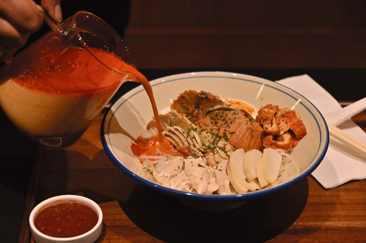 藤井聡太王座が頼んだシーフードラクサは麺類でスープをかけて食べる（日本将棋連盟提供）