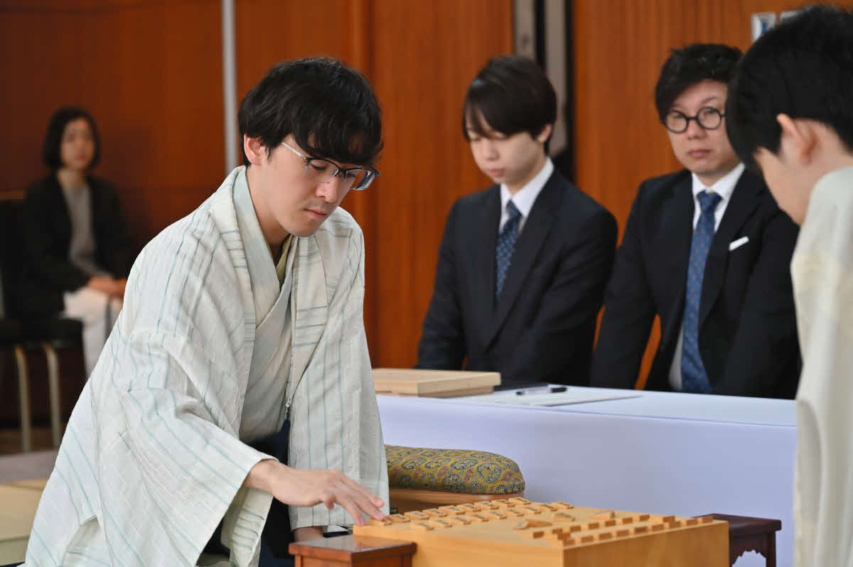 藤井聡太王座と昨年叡王戦以来の頂上対決に挑む伊藤匠叡王（日本将棋連盟提供）