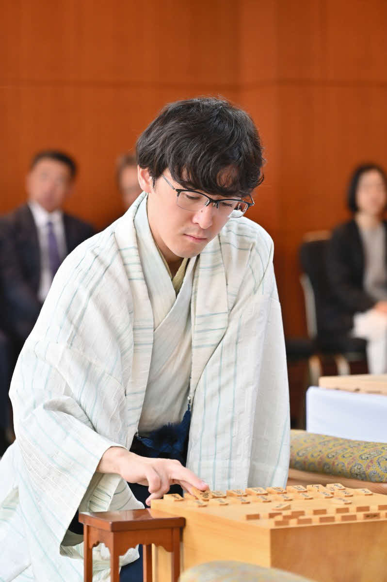 藤井聡太王座と昨年叡王戦以来の頂上対決に挑む伊藤匠叡王（日本将棋連盟提供）