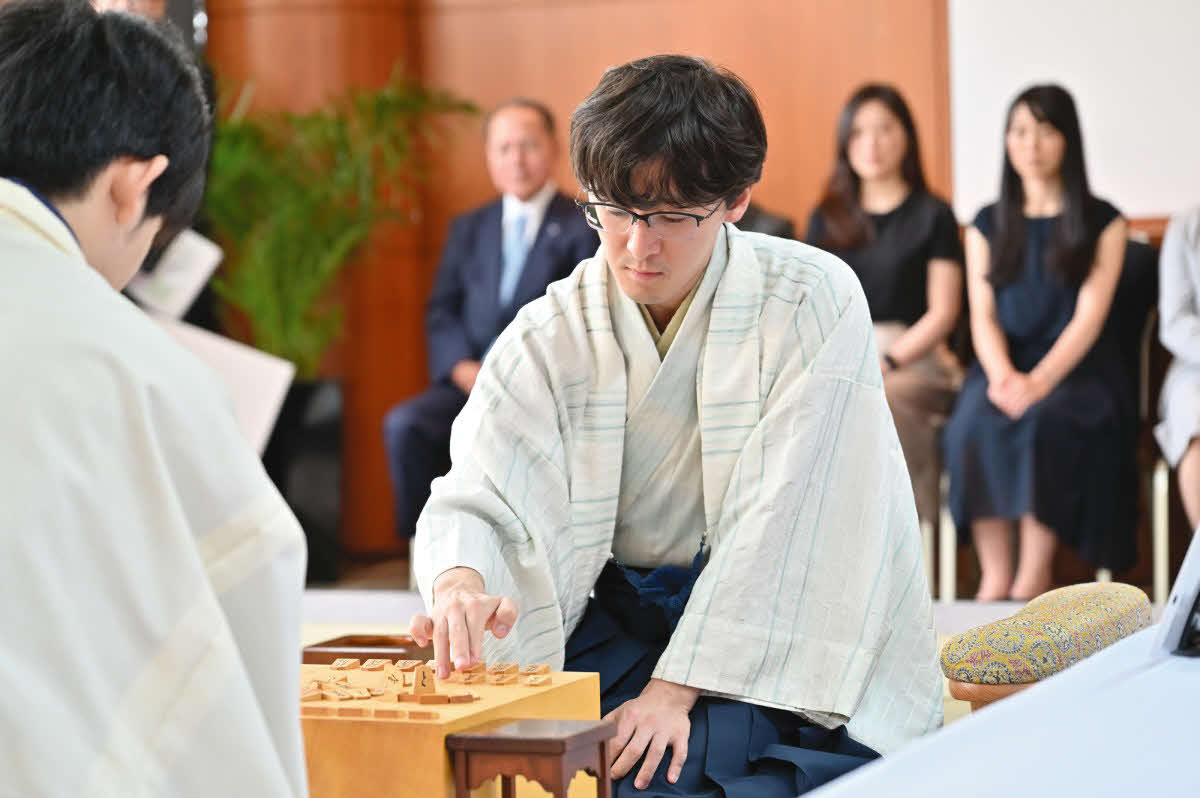 藤井聡太王座と昨年叡王戦以来の頂上対決に挑む伊藤匠叡王（日本将棋連盟提供）