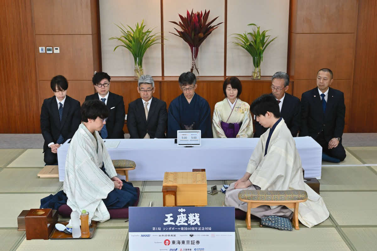 シンガポールで開幕した王座戦第1局は挑戦者の伊藤匠叡王（左）の先手で対局開始（右は後手の藤井聡太王座、日本将棋連盟提供）