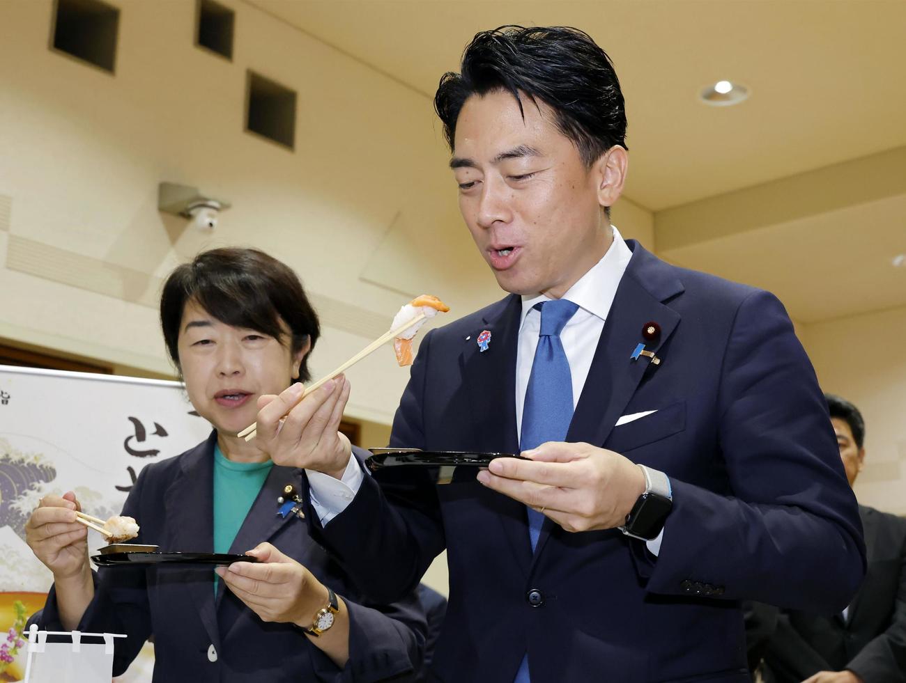 冷凍すしを試食する小泉農相（共同）