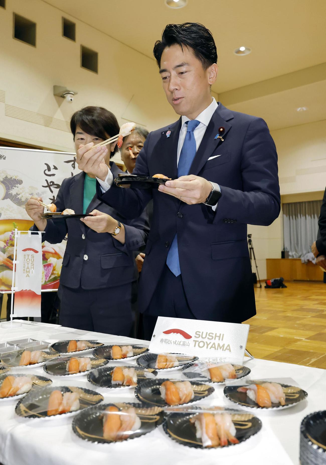冷凍すしを試食する小泉農相（共同）