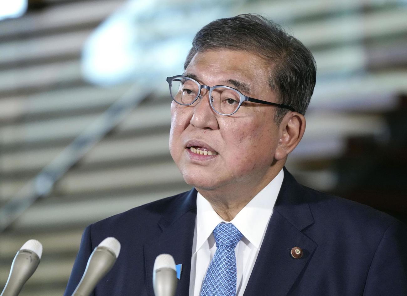 日米関税合意に関して、記者団の取材に応じる石破首相（共同）