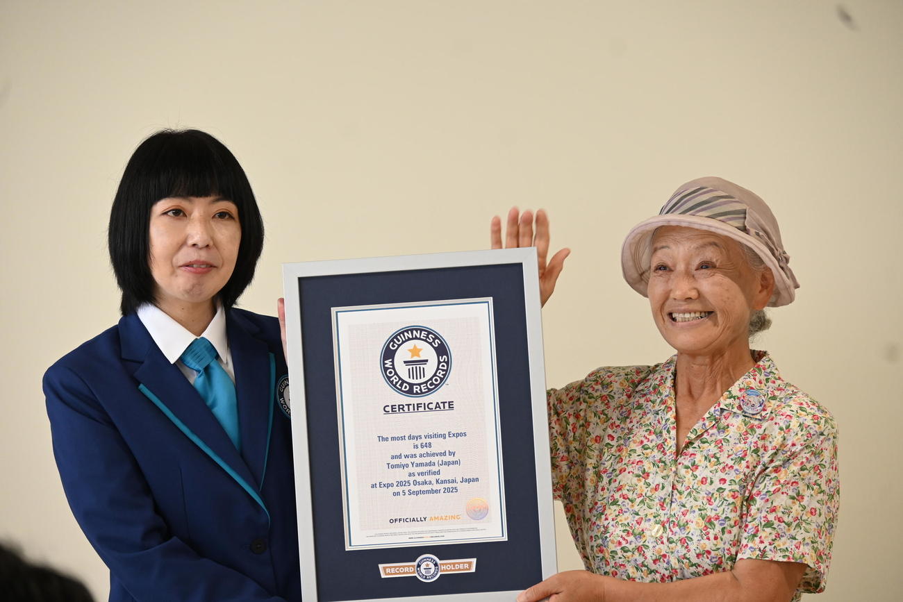 ギネス世界記録に公式認定証を手渡された「万博おばあちゃん」こと山田外美代さん（右）（撮影・松浦隆司）
