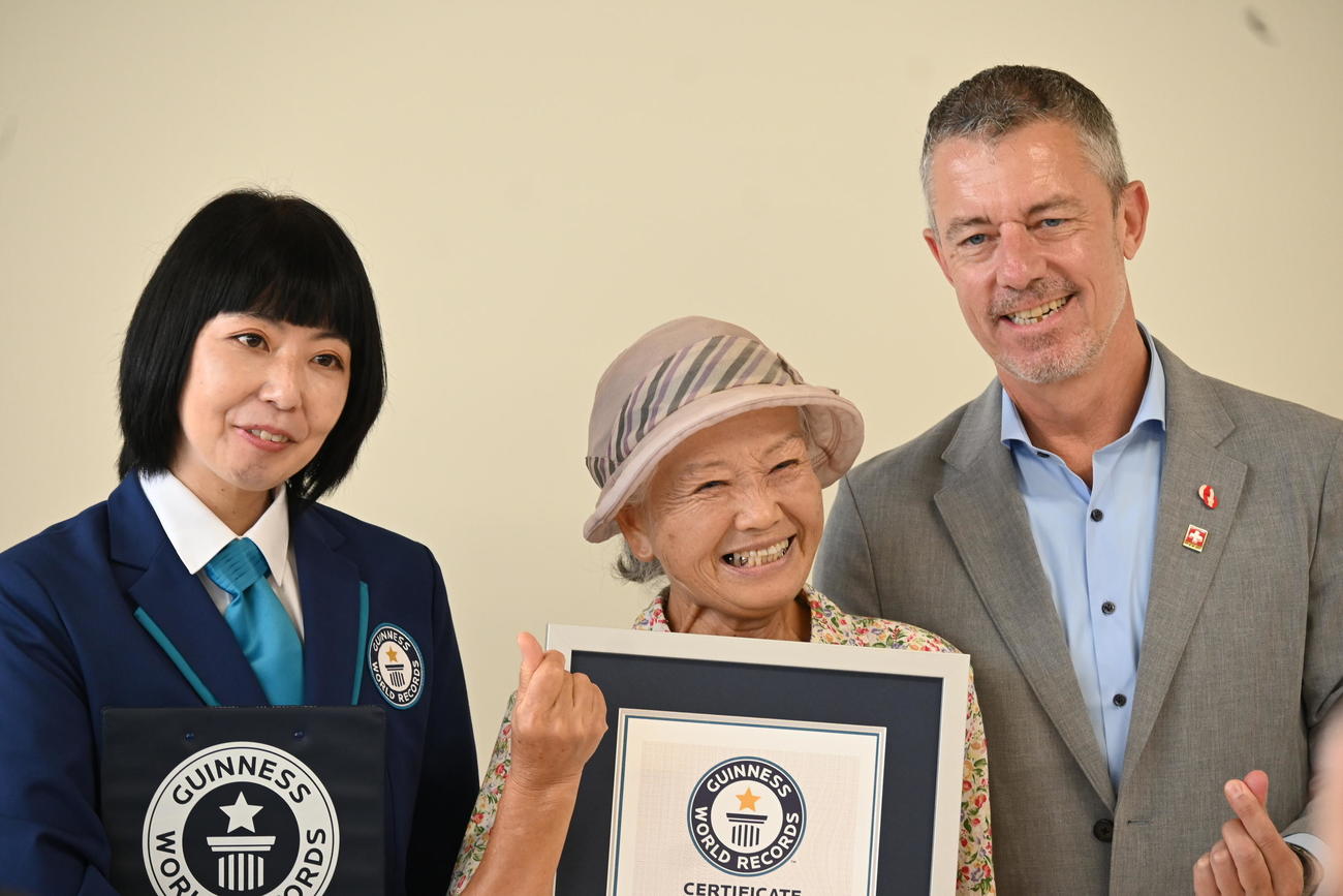スイスパビリオンでギネス世界記録に認定された「万博おばあちゃん」こと山田外美代さん（中央）（撮影・松浦隆司）