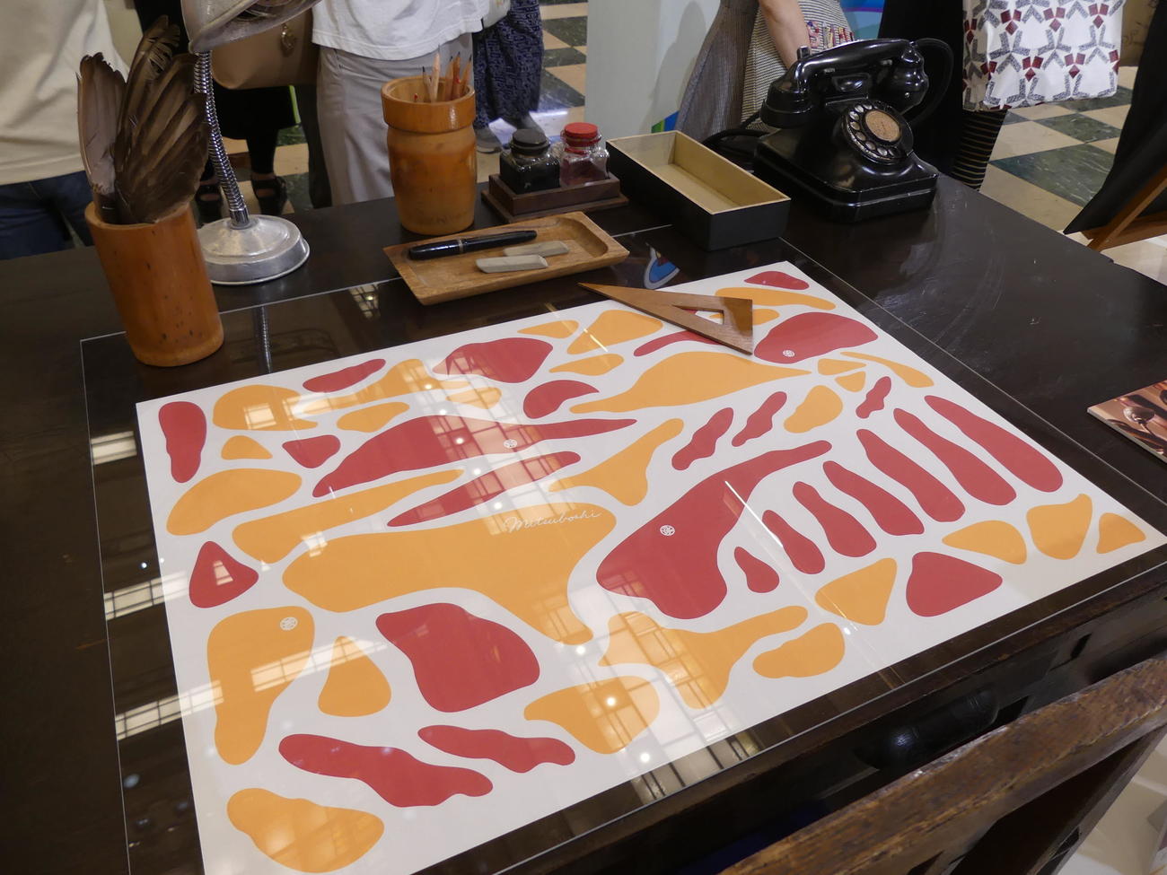 「あんぱん」に登場した包装紙も、実際に登場した机とともに展示