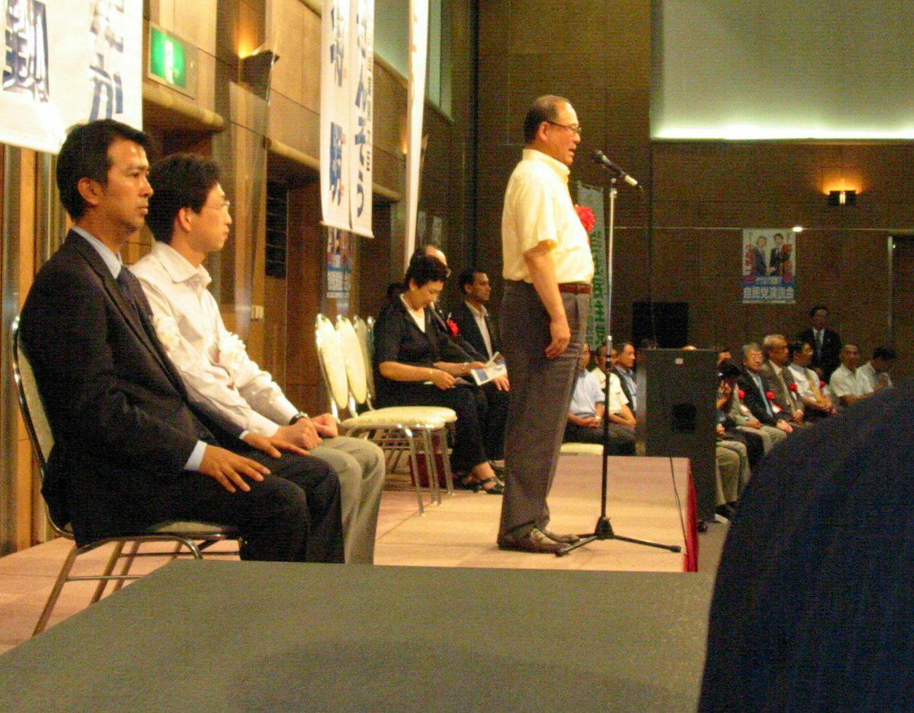 2005年　大田区内で行われた自民党大田支部緊急集会であいさつする武部勤幹事長（右）。同席した東京3区の自民公認候補石原宏高氏（左）と同4区の平将明氏