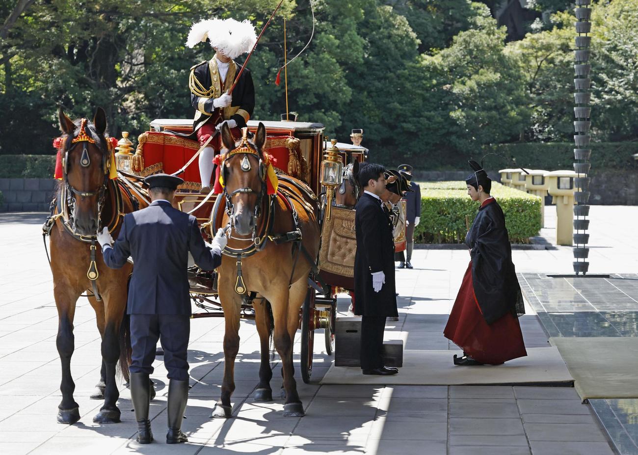 「加冠の儀」を終え、儀装馬車で宮中三殿へ向かわれる秋篠宮家の長男悠仁さま（共同）