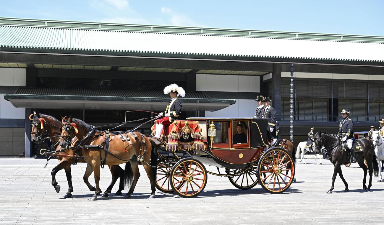 「加冠の儀」を終え、儀装馬車で宮中三殿へ向かわれる秋篠宮家の長男悠仁さま（共同）