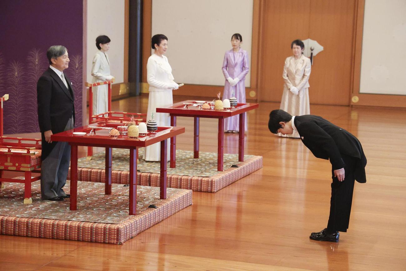 「朝見の儀」で天皇、皇后両陛下に感謝の言葉を述べられる秋篠宮家の長男悠仁さま（代表撮影）