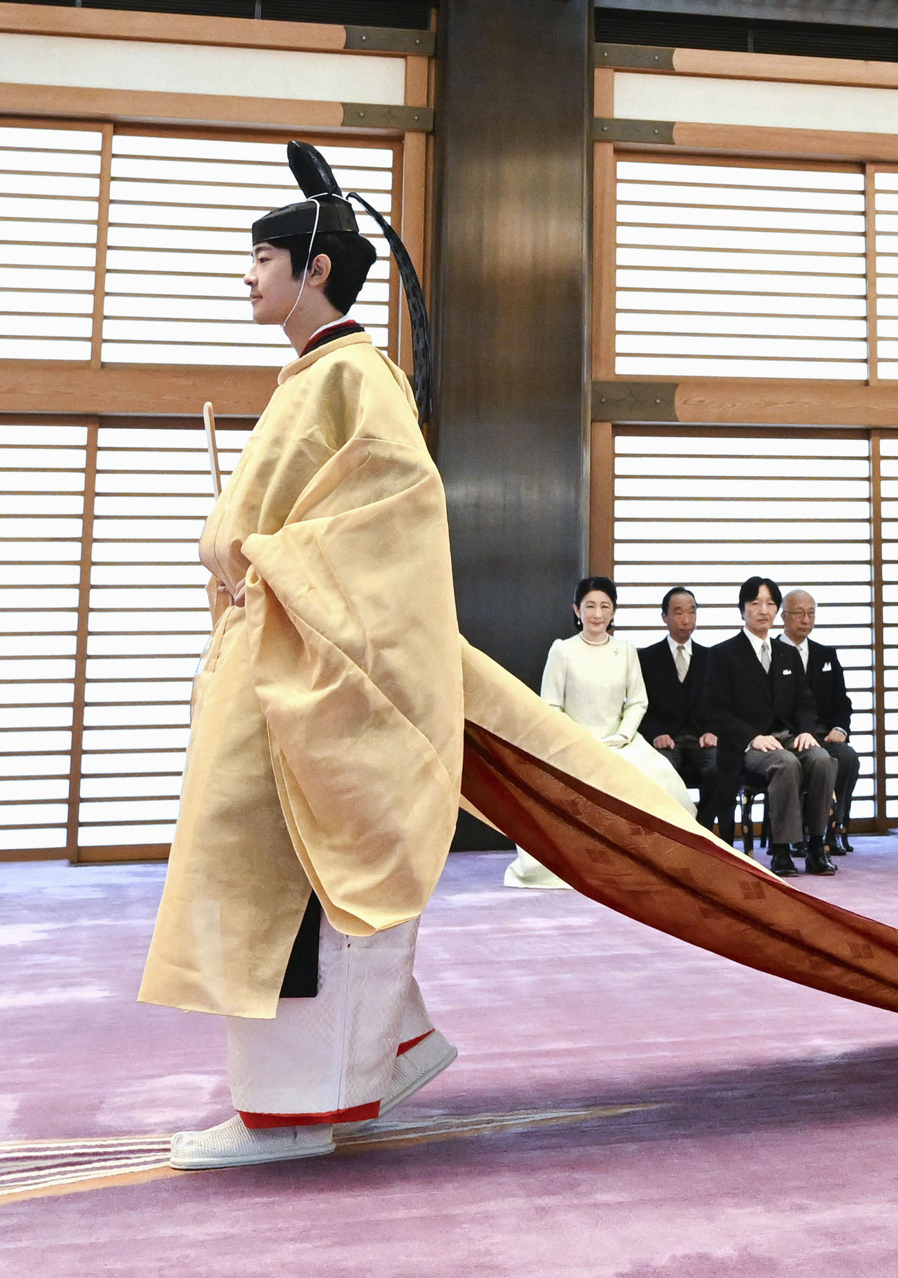 「加冠の儀」に臨まれる秋篠宮家の長男悠仁さま＝6日午前10時16分、宮殿・春秋の間（代表撮影）