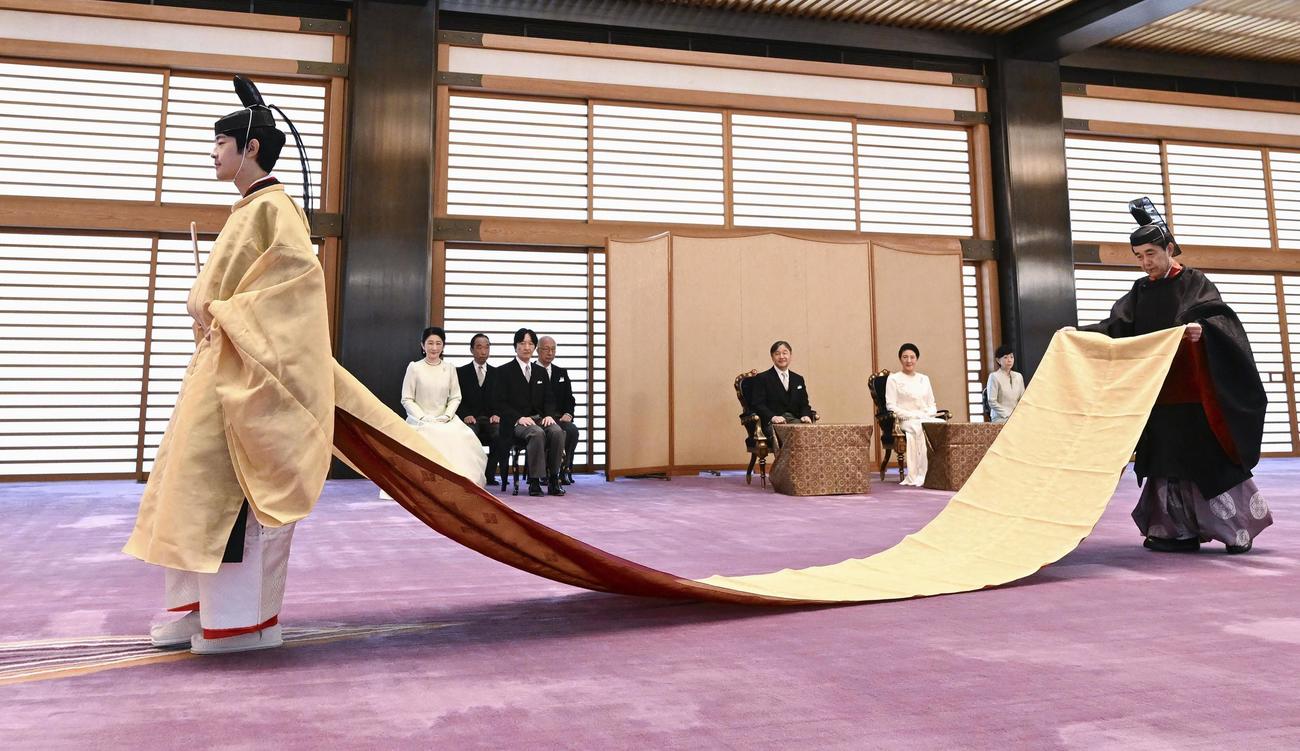 「加冠の儀」に臨まれる秋篠宮家の長男悠仁さま＝6日午前10時16分、宮殿・春秋の間（代表撮影）