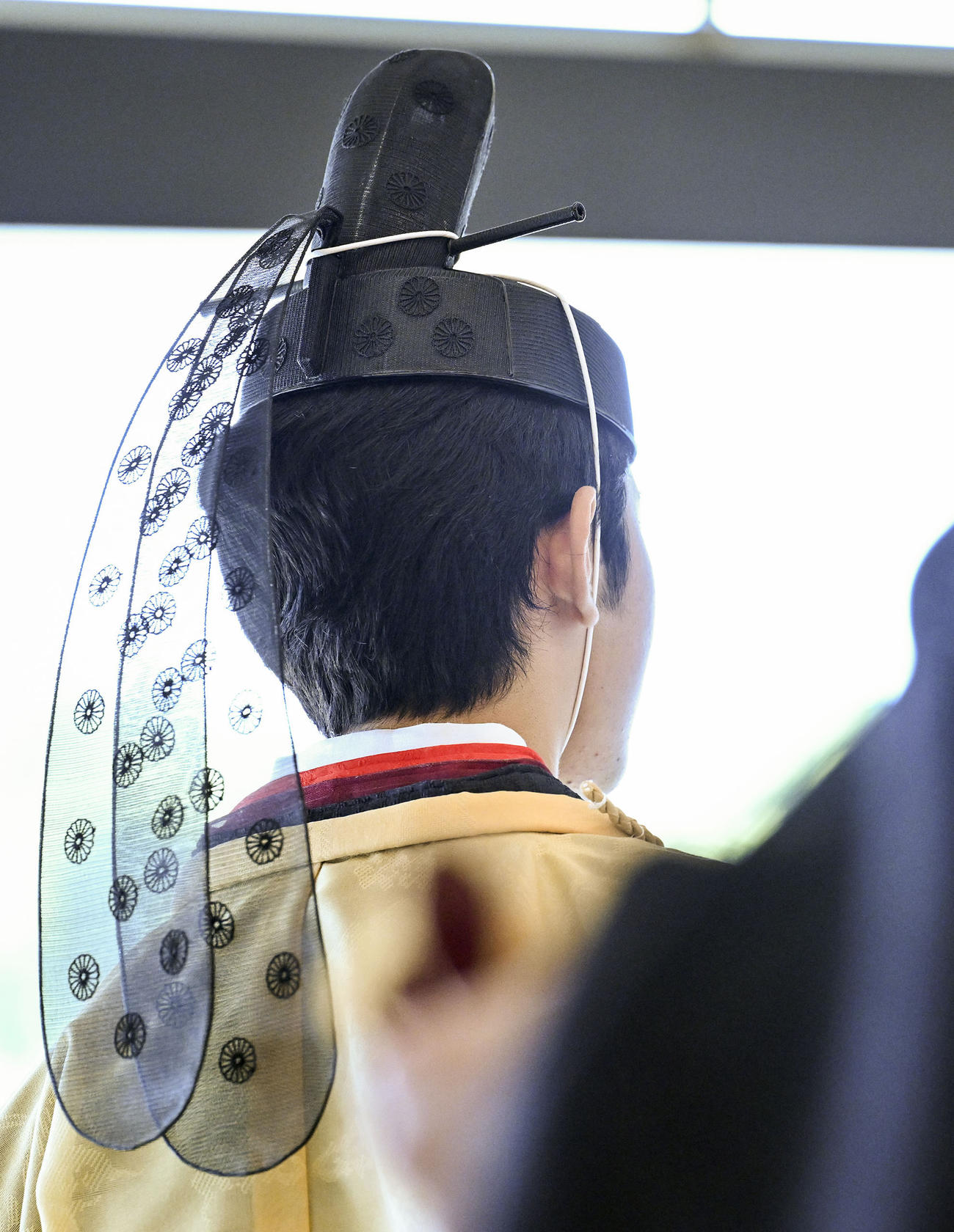 「加冠の儀」を終えられ、燕尾纓の冠を着けて退出する秋篠宮家の長男悠仁さま（代表撮影）