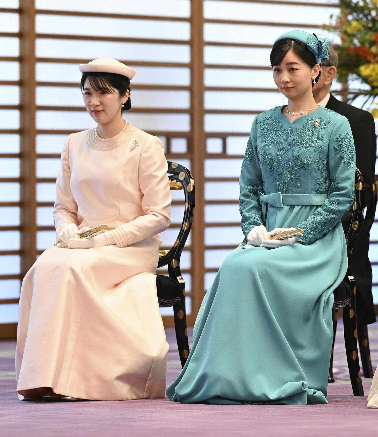 「加冠の儀」に参列された天皇、皇后両陛下の長女愛子さまと秋篠宮家の次女佳子さま（代表撮影）