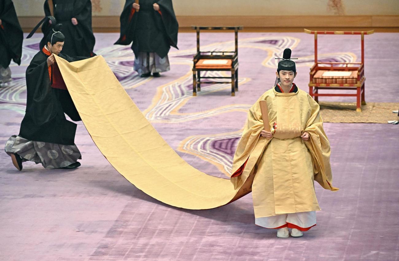 燕尾纓の冠を着け「加冠の儀」に臨まれる秋篠宮家の長男悠仁さま（代表撮影）