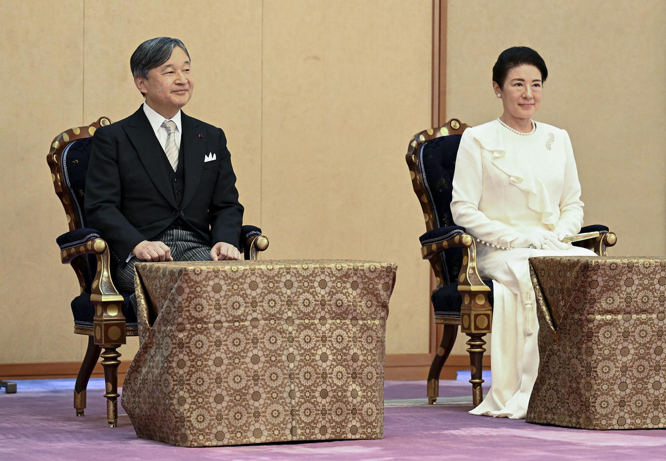 「加冠の儀」に参列された天皇、皇后両陛下（代表撮影）