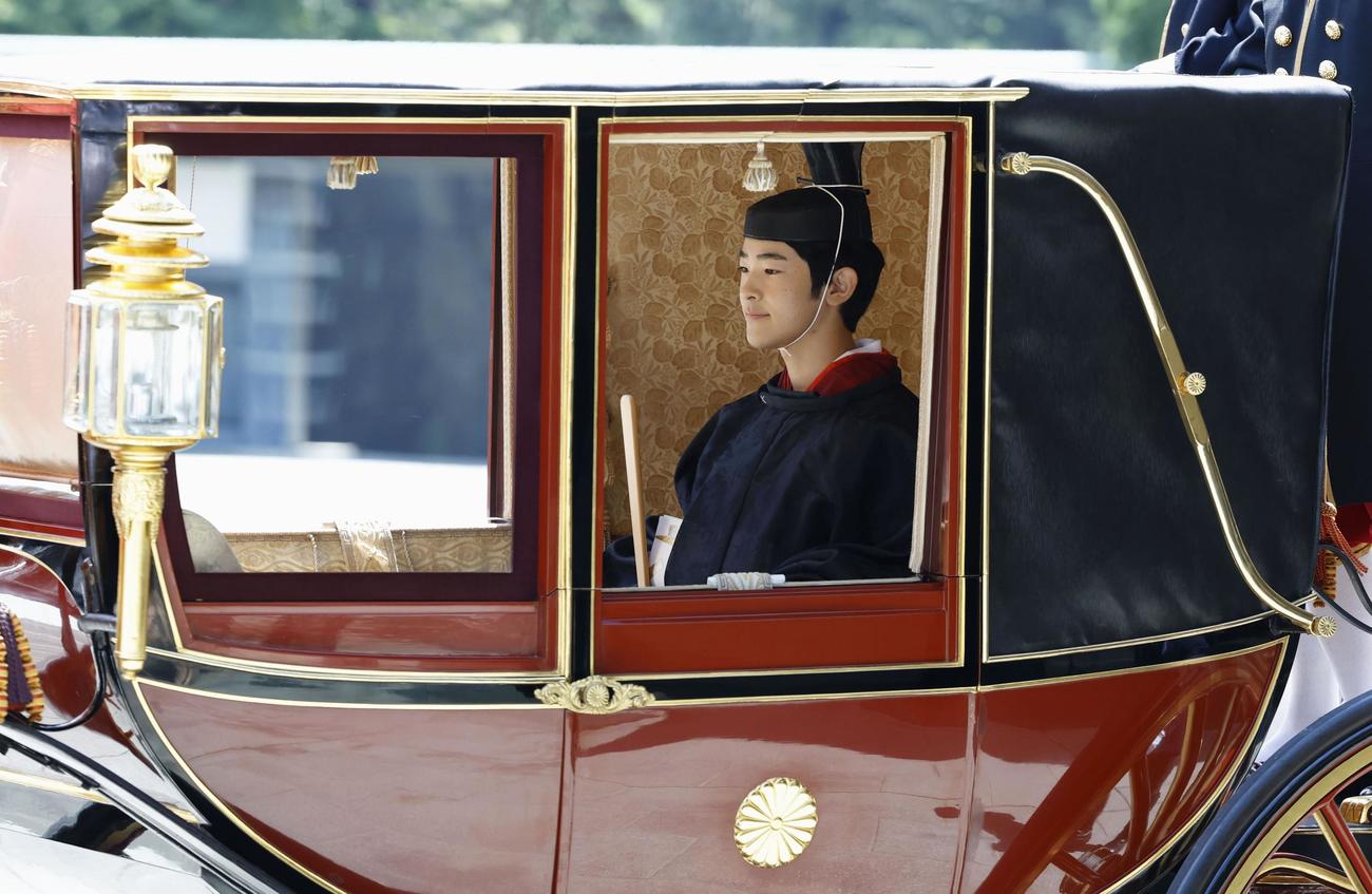 「加冠の儀」を終え、儀装馬車で宮中三殿へ向かわれる秋篠宮家の長男悠仁さま（共同）