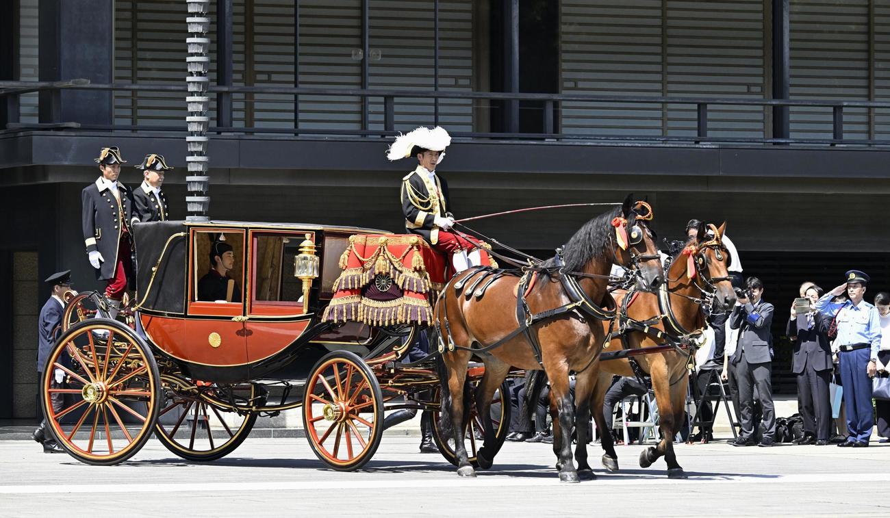 「加冠の儀」を終え、儀装馬車で宮中三殿へ向かわれる秋篠宮家の長男悠仁さま（共同）