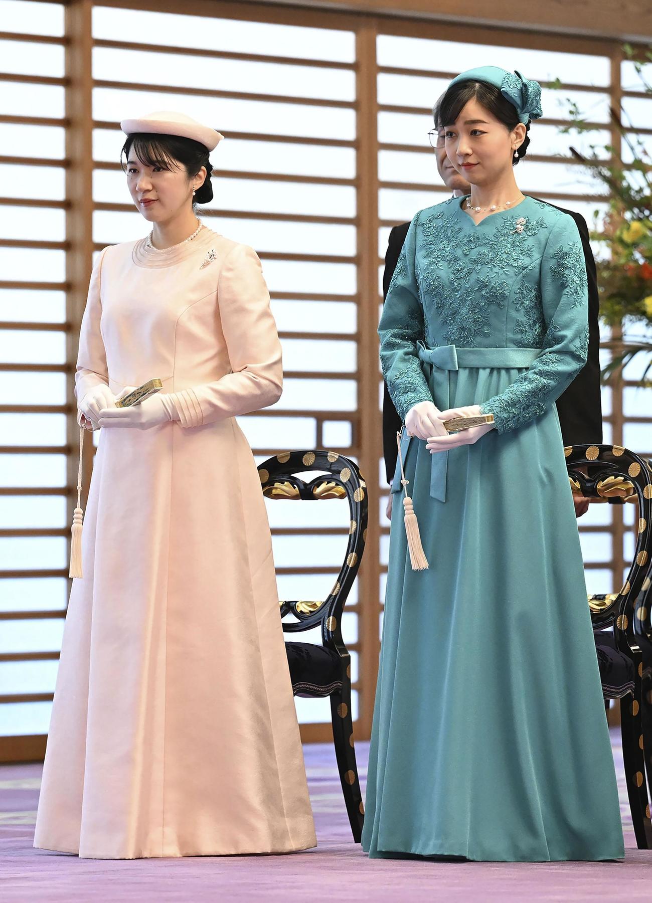 「加冠の儀」に参列された天皇、皇后両陛下の長女愛子さまと秋篠宮家の次女佳子さま（代表撮影）