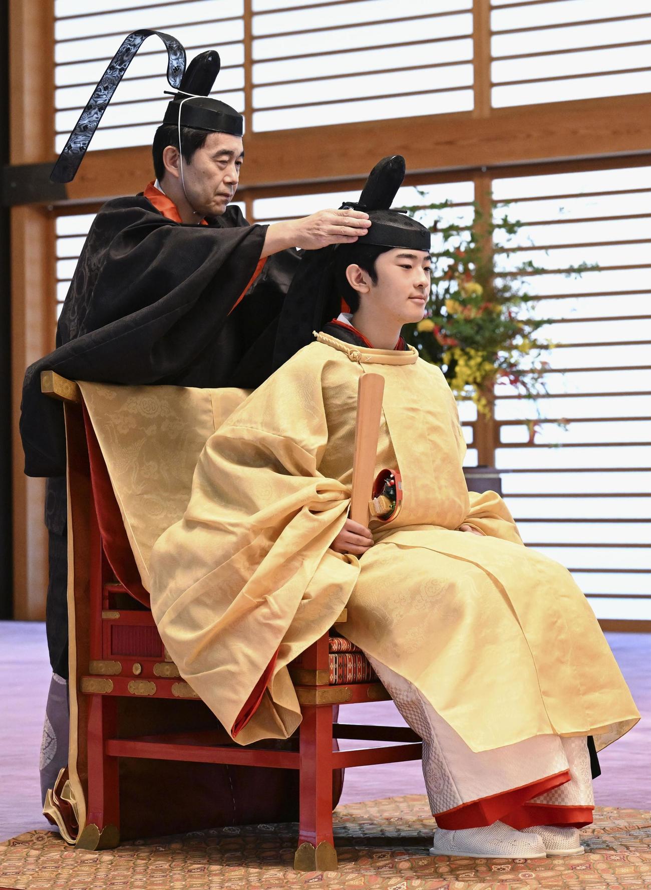 「加冠の儀」で燕尾纓の冠をかぶられる秋篠宮家の長男悠仁さま（代表撮影）